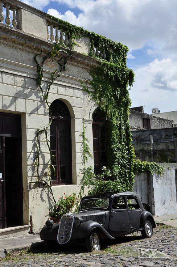 Carros antigos, parte do cenário de Colonia del Sacramento, no sul do Uruguai